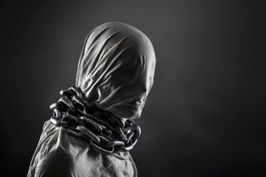 Karanlık sisli arka planda zincirleri olan korkunç bir hayaletin portresi.