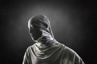 Karanlık sisli arka planda korkunç bir hayaletin portresi.