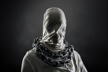 Karanlık sisli arka planda zincirleri olan korkunç bir hayaletin portresi. 