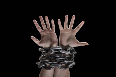 Kırpma yolu ile siyah arka plan üzerinde izole zincirler iki el