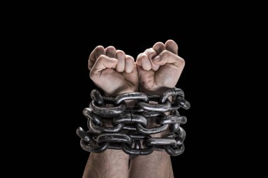 Kırpma yolu ile siyah arka plan üzerinde izole zincirler iki el