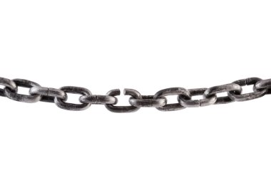 Kırık metal zincir beyaz arka planda izole edilmiş, özgürlük kavramı