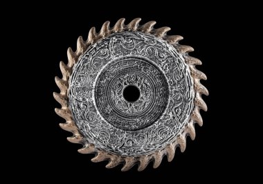 Eski dekore edilmiş metal testeresi, siyah arka planda izole edilmiş, kırpma yolu var.