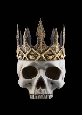 Siyah arka planda izole edilmiş antik altın tacı olan insan kafatası