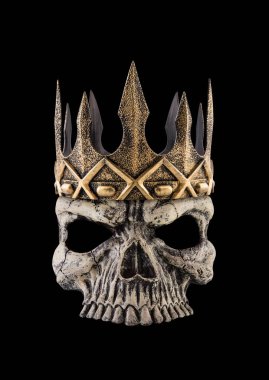 Siyah arka planda izole edilmiş antik altın tacı olan insan kafatası