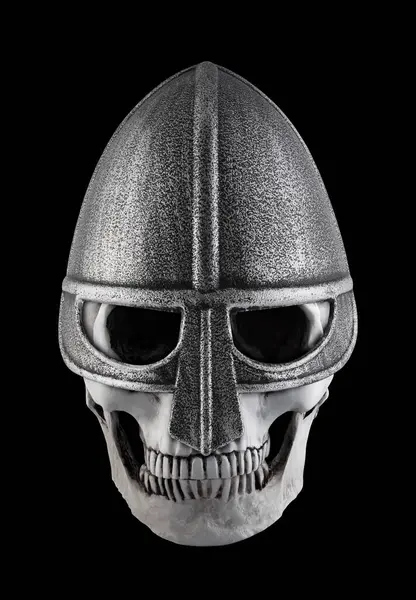Siyah arka planda izole edilmiş Ortaçağ Norman şövalye miğferine sahip insan kafatası.
