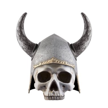 Beyaz arka planda izole edilmiş boynuzlu miğferli insan kafatası