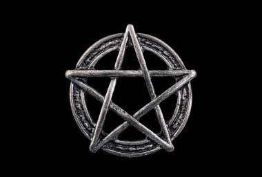 Metal pentagram sembolü kırpma yolu ile siyah arkaplan üzerinde izole