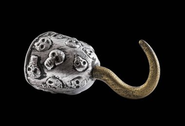 Korsan kanca kolu kırpma yolu ile siyah arkaplanda izole