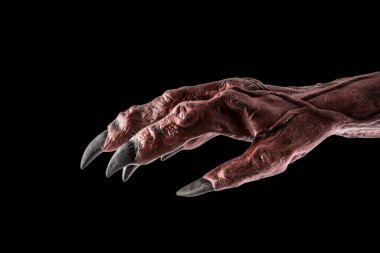 Kırmızı şeytan el kesme yolu ile siyah arka planda izole