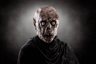 Karanlık sisli arka planda bir zombi portresi