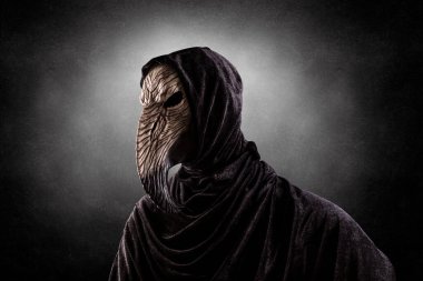 Geceleri kapüşonlu pelerinli, uzun kuş gagalı tüyler ürpertici bir figür.