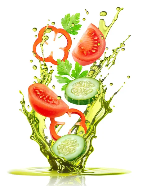Saladeingrediënten Plakjes Komkommer Tomaat Paprika Die Een Plons Olijfolie Vallen — Stockfoto