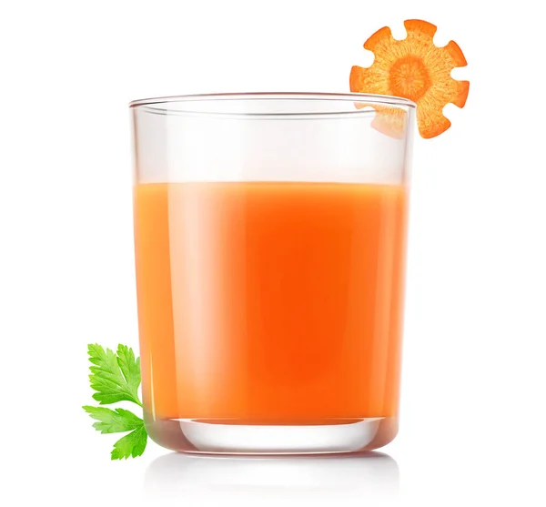 一杯红萝卜汁和一块生红萝卜 在白色上隔离 — 图库照片