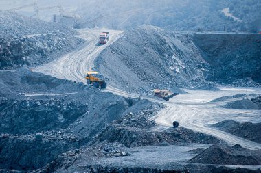 Kamyonlar ve taşıma bantlarıyla aktif diabase ocağı. Parekklisia, Kıbrıs