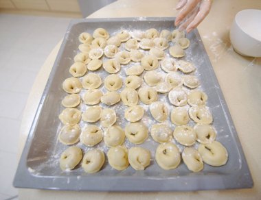 Samimi bir mutfakta geleneksel hamur tatlısı yapmak.