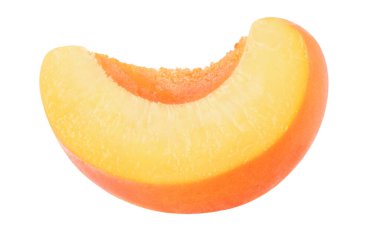 Beyaz arkaplanda kesilmiş bir kayısı dilimi