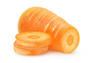 Beyaz arkaplanda çiğ havucu kes