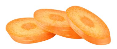 Üç parça çiğ havuç yalıtılmış arka planda