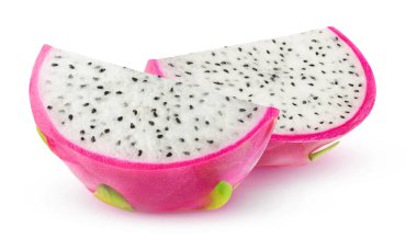 Beyaz arka planda izole edilmiş iki parça beyaz etli ejderha meyvesi