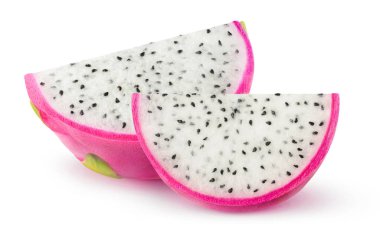 Beyaz arka planda izole edilmiş iki dilim beyaz etli ejderha meyvesi.