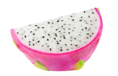 Beyaz arkaplanda yalıtılmış ejderha meyvesi dilimi