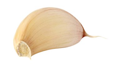 Bir dilim çiğ sarımsak beyaza izole edilmiş.