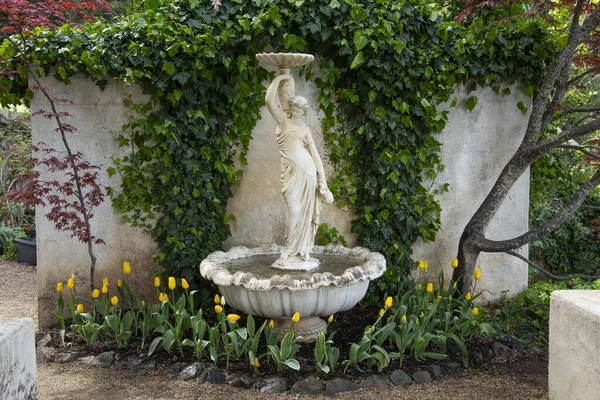 Jardinería Con Pared Escultura Fuente Tulipanes —  Fotos de Stock