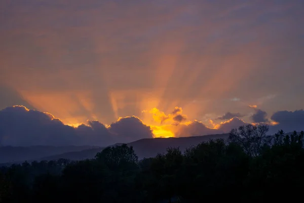 Γραφικό Ηλιοβασίλεμα Ακτίνες Φωτός Από Τον Ήλιο Πολύ Κυκλοθυμικό — Φωτογραφία Αρχείου