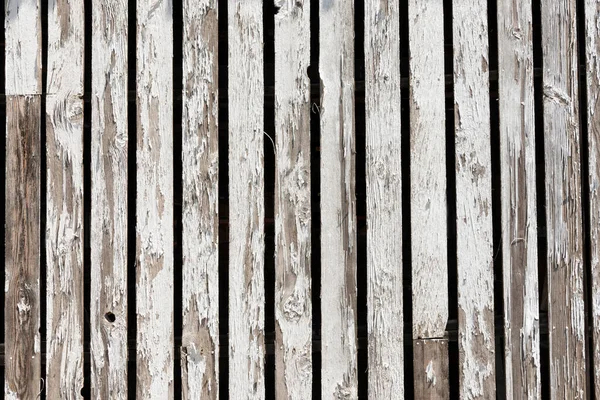 風化し 身に着けている古いフェンス 白い剥離塗料 — ストック写真