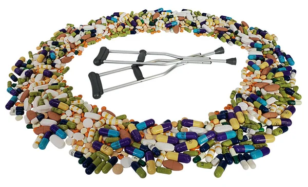 回復のための丸薬に囲まれた金属松葉杖 ストック画像