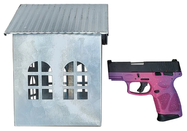 テクスチャグリップと家の侵入で家を持つ紫の金属銃 — ストック写真