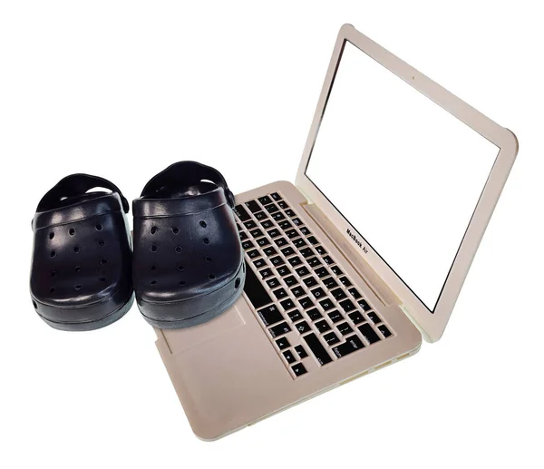 Zwarte Rubberen Klompen Laptop Als Thuis Chillen — Stockfoto