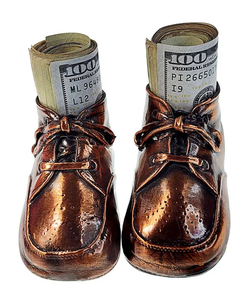 青銅色の赤ちゃんの靴は 将来のために節約を示すお金でいっぱいです — ストック写真
