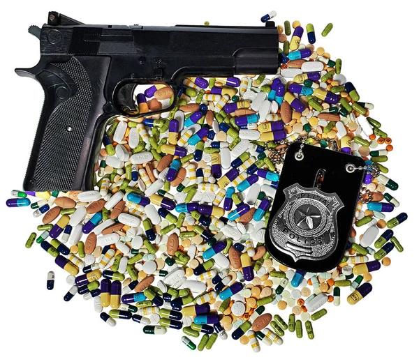 Czarny Metalowy Pistolet Teksturowanym Uchwytem Odznaką Policyjną Pigułkami Medycznymi — Zdjęcie stockowe