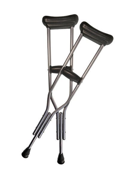 Металлические костыли для помощи при ходьбе после травмы