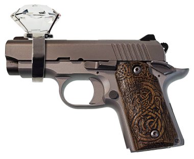 Kelt oymalı kabzalı gümüş metal silah.