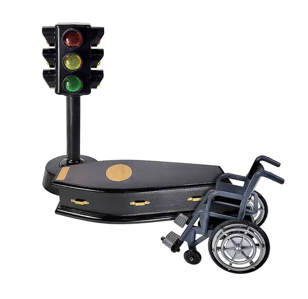 コフィンおよび車椅子が付いている赤く 黄色および緑ライトが付いている交通灯 ストック画像