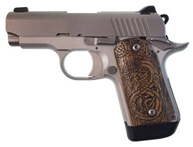 Işıl ışıl gümüş metal bir silah. Kelt kabzalı.