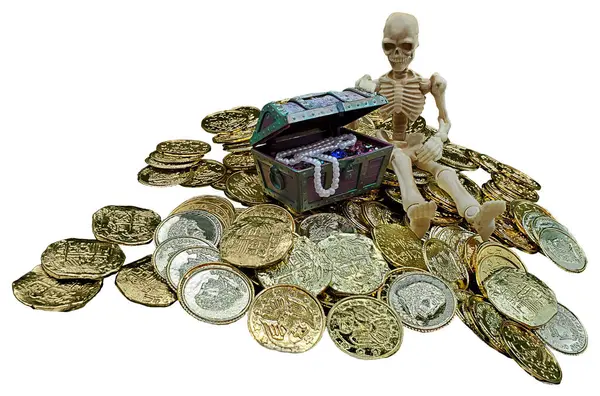 Skeleton Sitting Amongst His Treasure Imágenes De Stock Sin Royalties Gratis