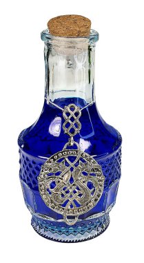 İçinde ejderha sembolleri olan renkli sihirli bir iksir.