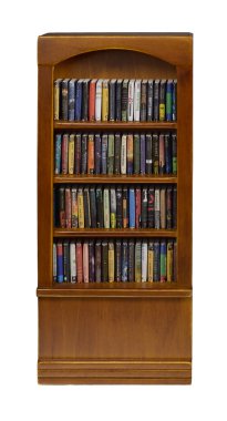 Tahta kaplı, çeşitli kitaplarla dolu bir kitaplık.