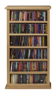 Bir sürü kitapla dolu ahşap bir kitaplık.