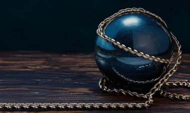 Mavi vintage metal top ve gümüş zincir tahta bir yüzey üzerinde bir masa gibi