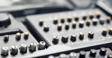 İşleri yürüten çeşitli donanım kadranları ve bağlantıları