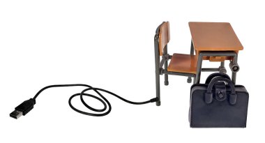 Öğrenci Masası USB kablosuyla bir sınıfta öğrenmeyi çevrimiçi göstermek için