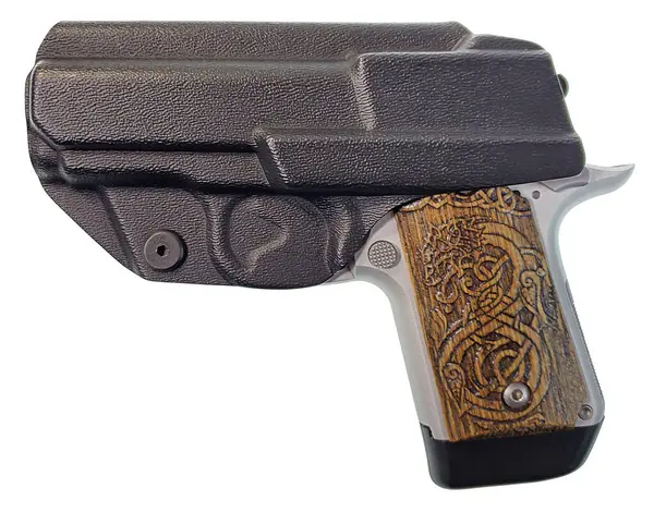 Kelt kabzalı gümüş metal silah - Fotoğraflarımın kombinasyonu - Yapay zeka değil.