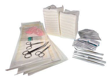 Ameliyat sonrası için tıbbi malzemeler. Gazlı bez, makas, alkol bezi ve bandaj da dahil.