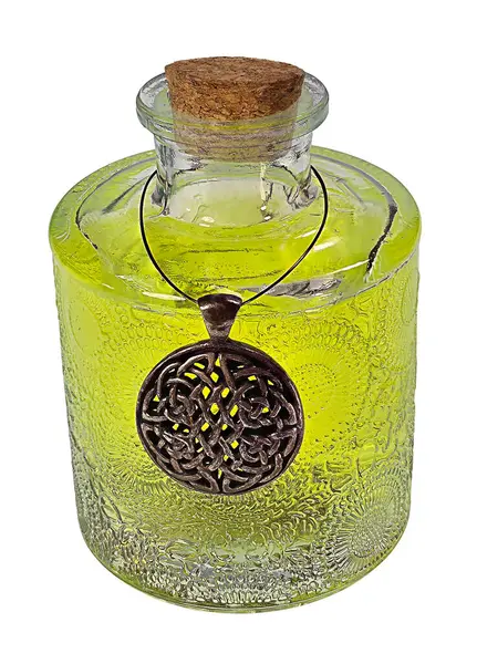 İçinde Kelt düğümü sembolü olan renkli sihirli bir iksir.