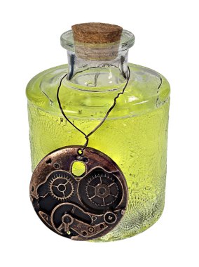 İçinde Steampunk sembolleri olan renkli sihirli bir iksir. Fotoğraflarımın kombinasyonu. Yapay zeka değil..